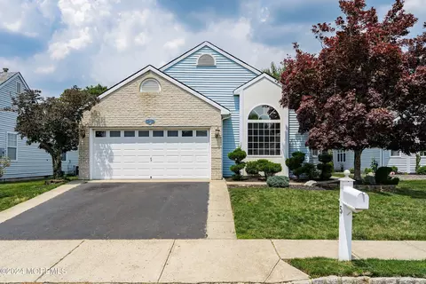 5 Plymouth Ct, Toms River, NJ 08757