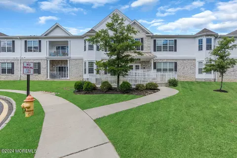 107 Canterbury Ln #107, Morganville, NJ 07751