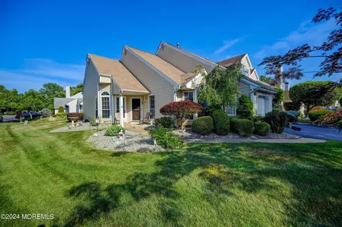 196 Primrose Ln, Freehold, NJ 07728