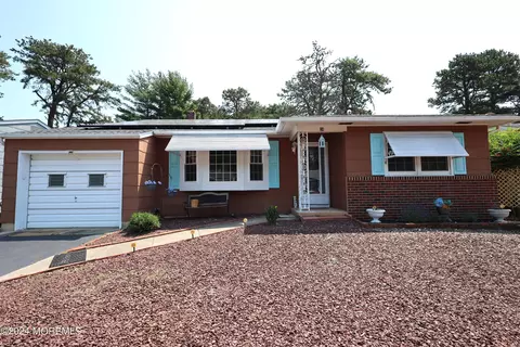 24 Zeeland Dr, Toms River, NJ 08757