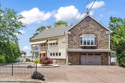 106 Point O Woods Dr, Toms River, NJ 08753