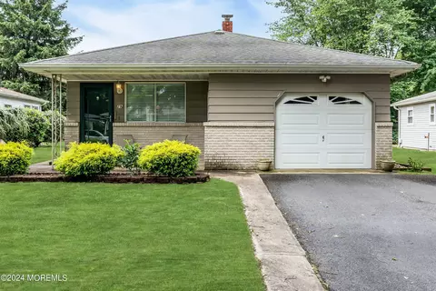 29 Georgetown Dr, Toms River, NJ 08757