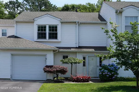 23 S Pointe Cir, Tinton Falls, NJ 07753