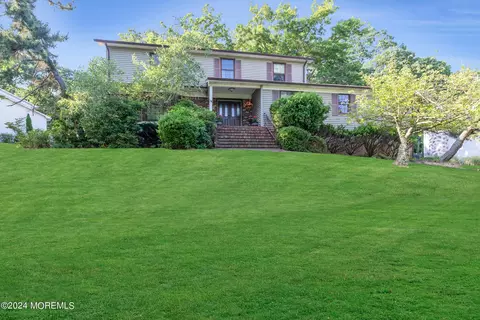 27 Seward Dr, Ocean, NJ 07712