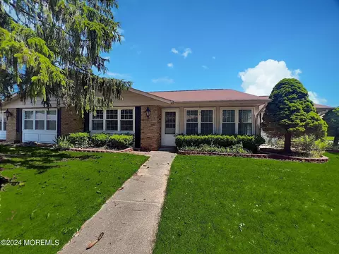 82 Cambridge Cir # B, Manchester, NJ 08759