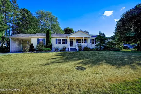 3 Royal Oak Dr, Cream Ridge, NJ 08514
