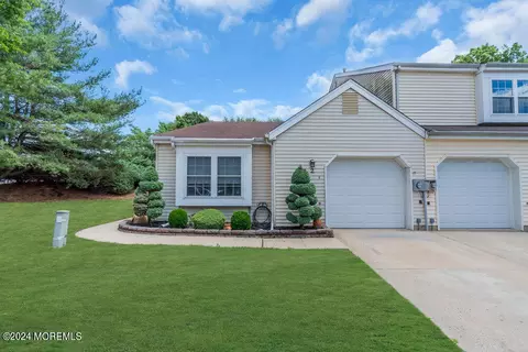 2 Bramble Ln, Matawan, NJ 07747