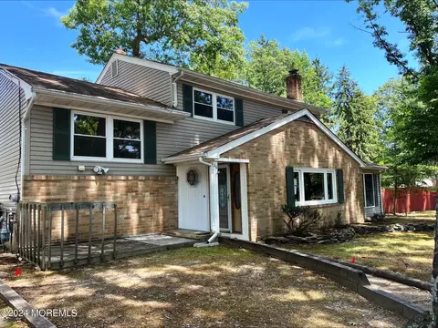 46 Shady Nook Dr, Toms River, NJ 08755