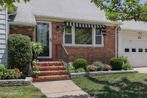124 Memorial Pkwy, Atlantic Highlands, NJ 07716