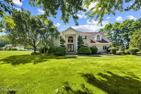 2 Queen Ct, Manalapan, NJ 07726