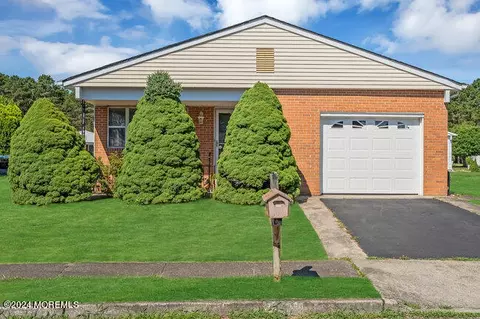 14 Merrilee Ln, Toms River, NJ 08757