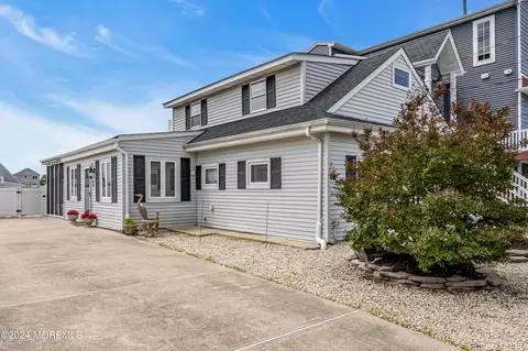 17 Lake Saint Clair Dr, Little Egg Harbor, NJ 08087
