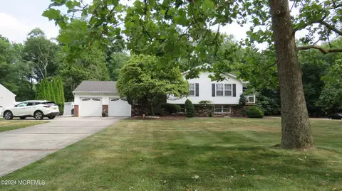11 Nottingham Rd, Manalapan, NJ 07726