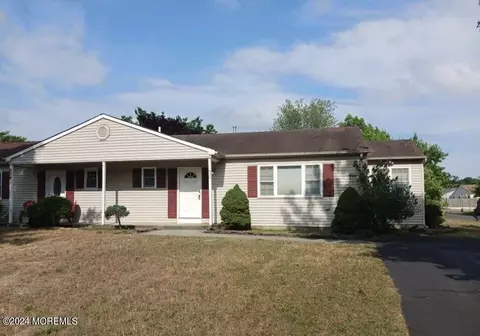 636 Innkeeper Ln, Toms River, NJ 08753