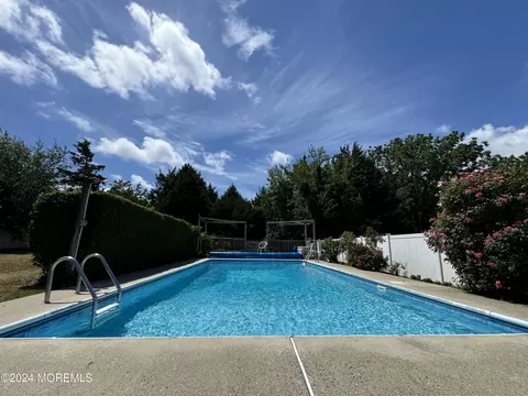 371 Suburban Dr, Toms River, NJ 08753
