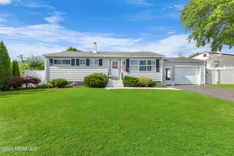 19 Woodcrest Dr, Old Bridge, NJ 08857
