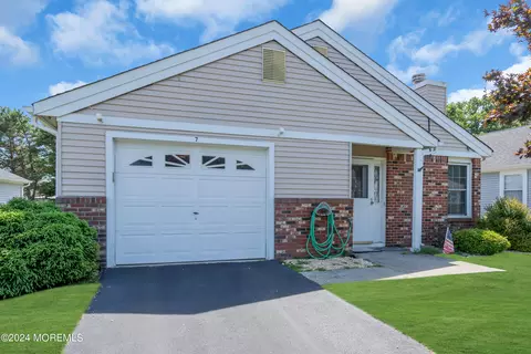 7 Dogwood Dr, Barnegat, NJ 08005