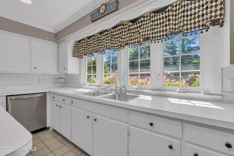 Kitchen - 903 Riverview Dr, Brielle, NJ 08730 photo 4 of 5