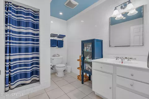 Bath - 903 Riverview Dr, Brielle, NJ 08730 photo 3 of 7
