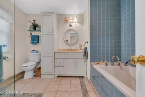 Bath - 903 Riverview Dr, Brielle, NJ 08730 photo 4 of 7