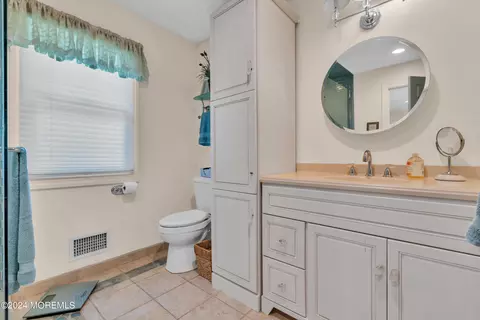 Bath - 903 Riverview Dr, Brielle, NJ 08730 photo 5 of 7