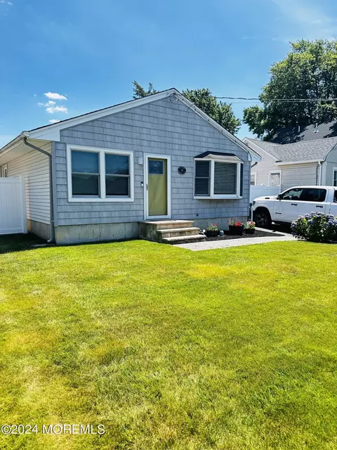 88 Woodland Dr, Keyport, NJ 07735