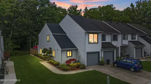 11 Lexington Cir, Matawan, NJ 07747