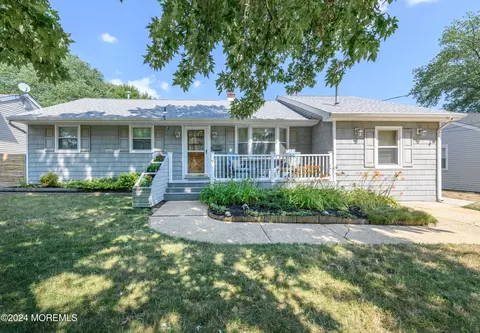 621 Turner Dr, Belford, NJ 07718