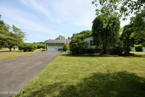 184 Woodcrest Dr, Freehold, NJ 07728