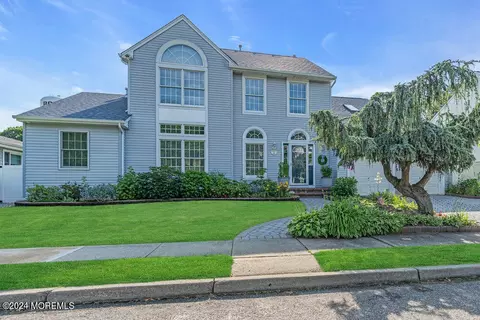 720 Waterside Ct, Point Pleasant, NJ 08742