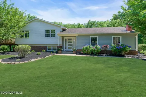 9 Comanche Dr, Middletown, NJ 07748