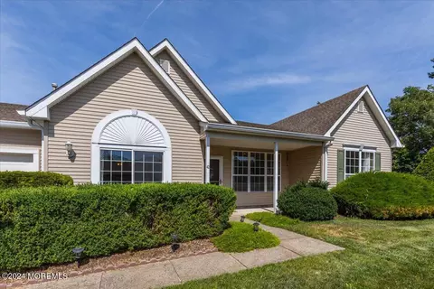 42 Sunnybrook Ln, Lakewood, NJ 08701