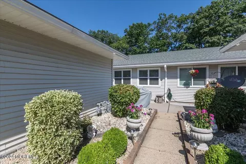 38 Kathy Ct #5302, Brick, NJ 08723