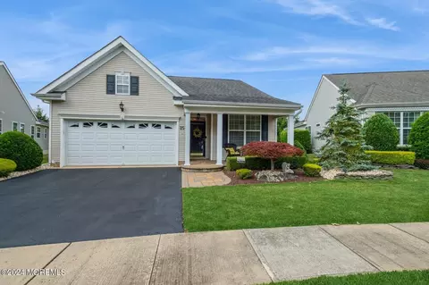 25 Criollo Rd, Manalapan, NJ 07726