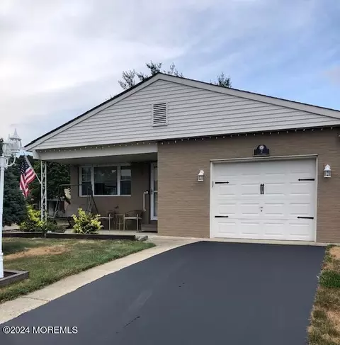 2 Jobson Ct, Toms River, NJ 08757
