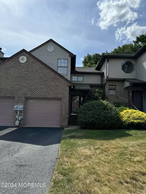 322 Oak Knoll Dr, Manalapan, NJ 07726