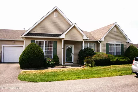 24 Deerchase Ln, Lakewood, NJ 08701