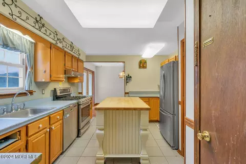 Kitchen - 693 Summit Ave, Brick, NJ 08723 photo 4 of 6