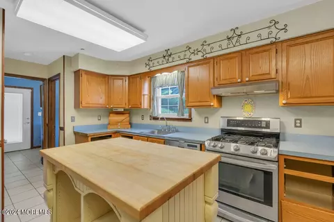 Kitchen - 693 Summit Ave, Brick, NJ 08723 photo 3 of 6