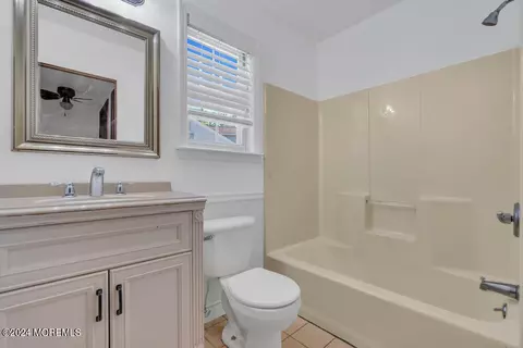 Bath - 693 Summit Ave, Brick, NJ 08723 photo 3 of 3