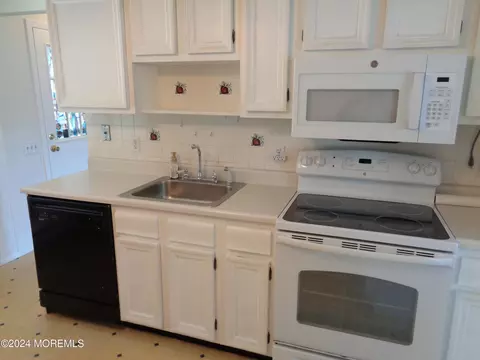 Kitchen - 27 Central Ave, Whiting, NJ 08759 photo 1 of 2