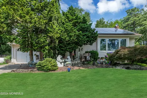 6 Pepperridge Rd, Howell, NJ 07731