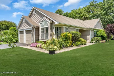 15 Oakmont Rd, Lakewood, NJ 08701
