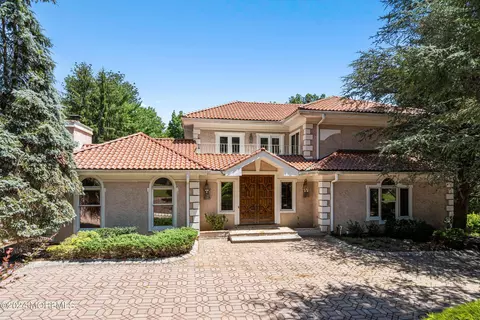36 Takolusa Dr, Holmdel, NJ 07733