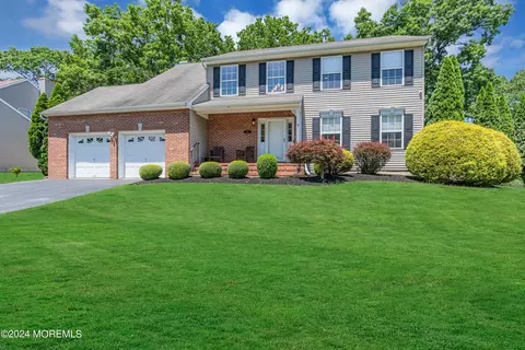 24 Glacier Dr, Howell, NJ 07731