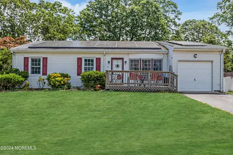101 Alissa Dr, Toms River, NJ 08753