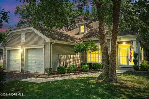 5 Starwinds Ct, Lakewood, NJ 08701