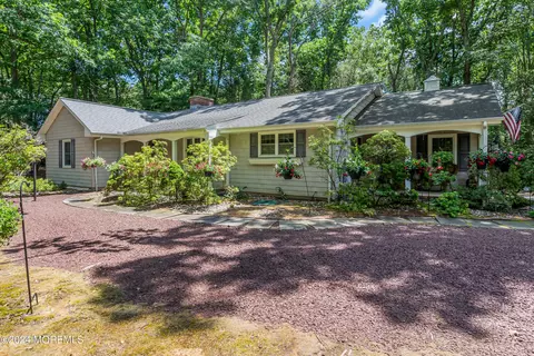 17 Squire Ter, Colts Neck, NJ 07722