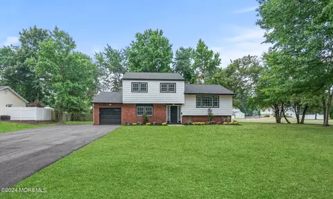 13 Oxford Rd, Manalapan, NJ 07726