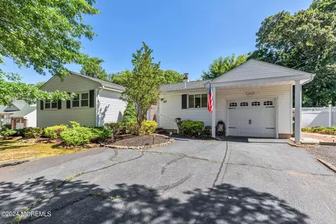 10 Knoll Ter, Hazlet, NJ 07730
